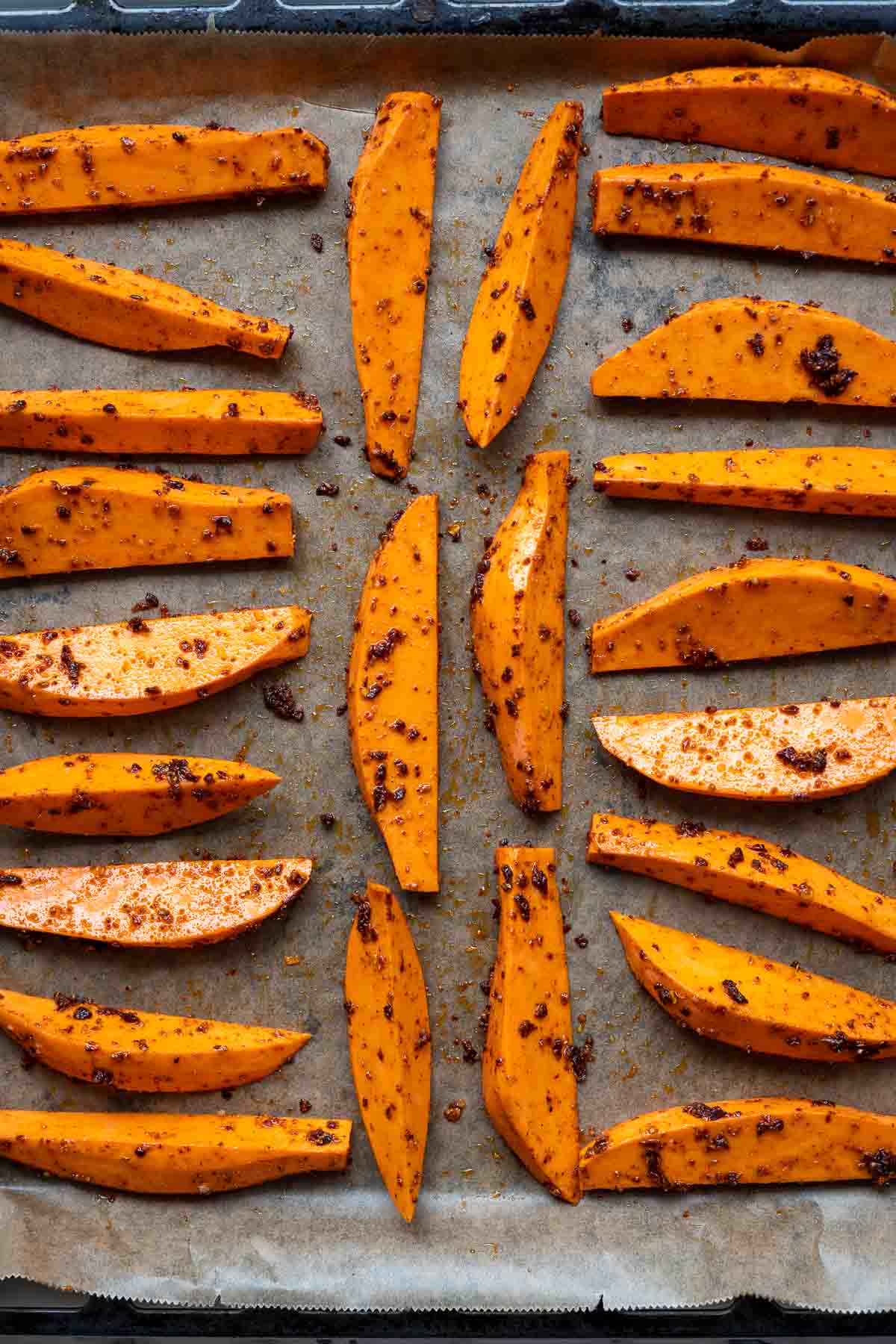 Suesskartoffeln mit Harissa Gewürz auf Blech