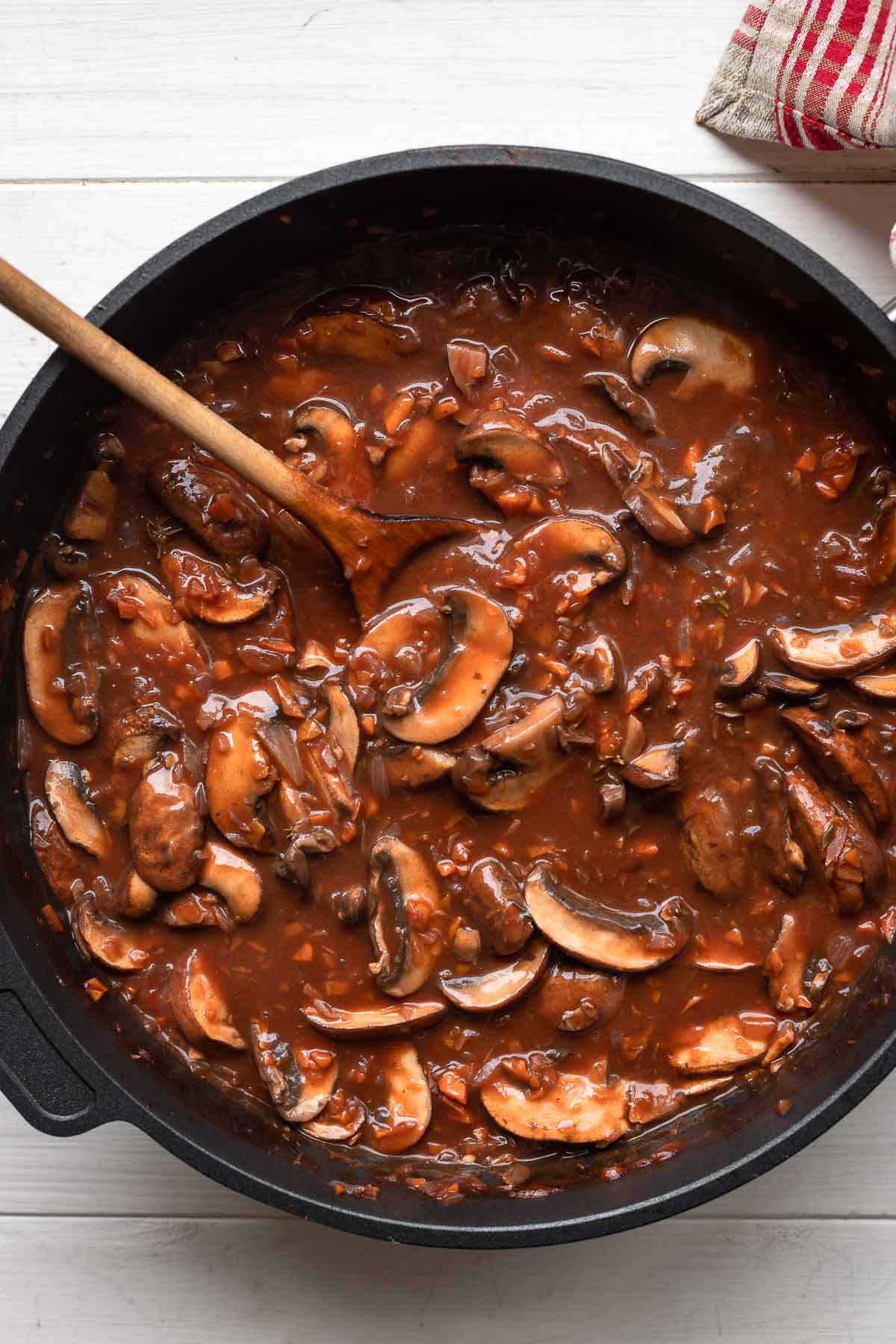 Pilzgulasch à la Bourguignonne in die Pfanne