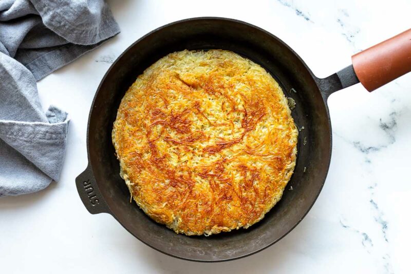 Schweizer Rösti aus rohen Kartoffeln | Rezept | Elle Republic