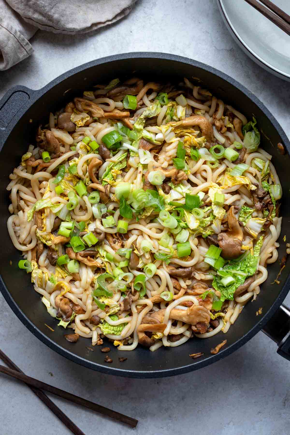 Yaki Udon-Pfanne mit Pilzen (gebratene Udon-Nudeln nach japanischer Art)