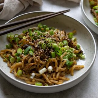 Yaki Udon-Pfanne mit Pilzen (gebratene Udon-Nudeln nach japanischer Art)