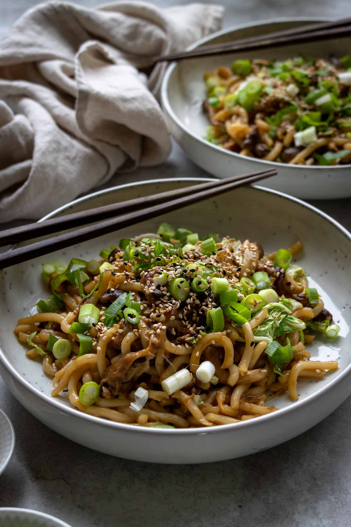 Yaki Udon-Pfanne mit Pilzen (gebratene Udon-Nudeln nach japanischer Art)