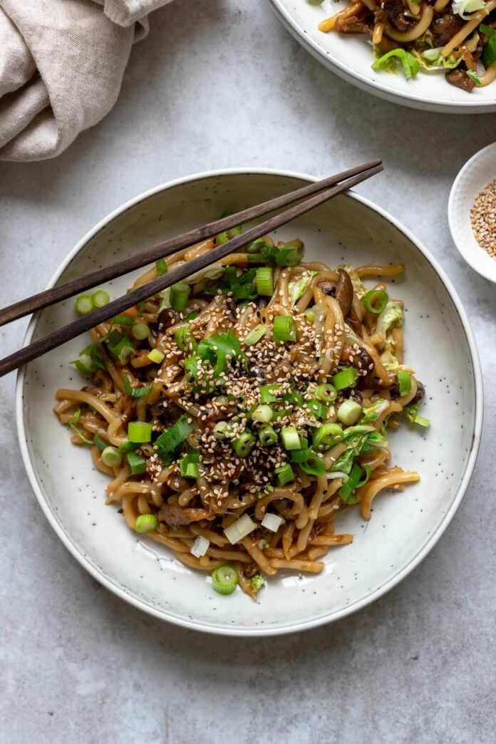 Yaki Udon-Pfanne mit Pilzen (gebratene Udon-Nudeln nach japanischer Art)