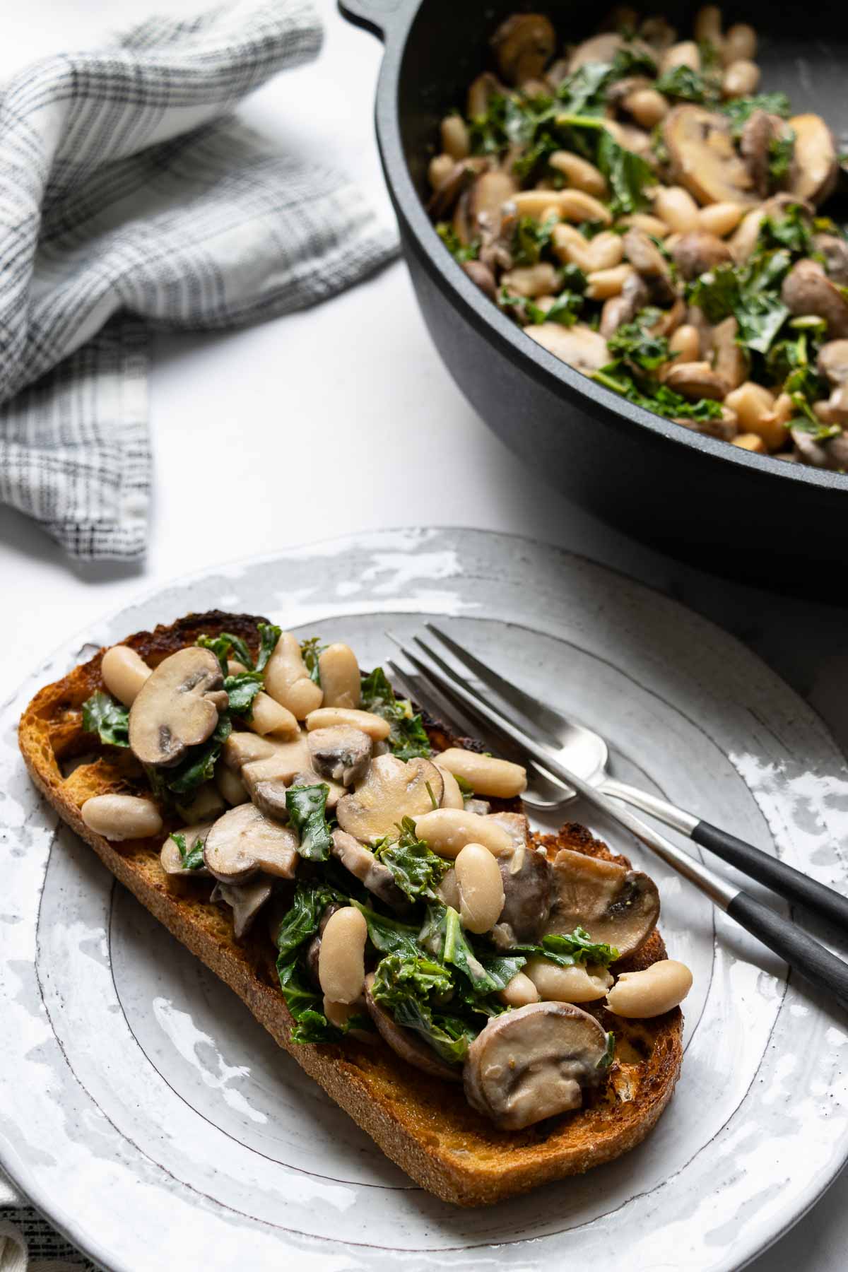 Pilzpfanne mit Champignons und Weißenbohnen auf Toast