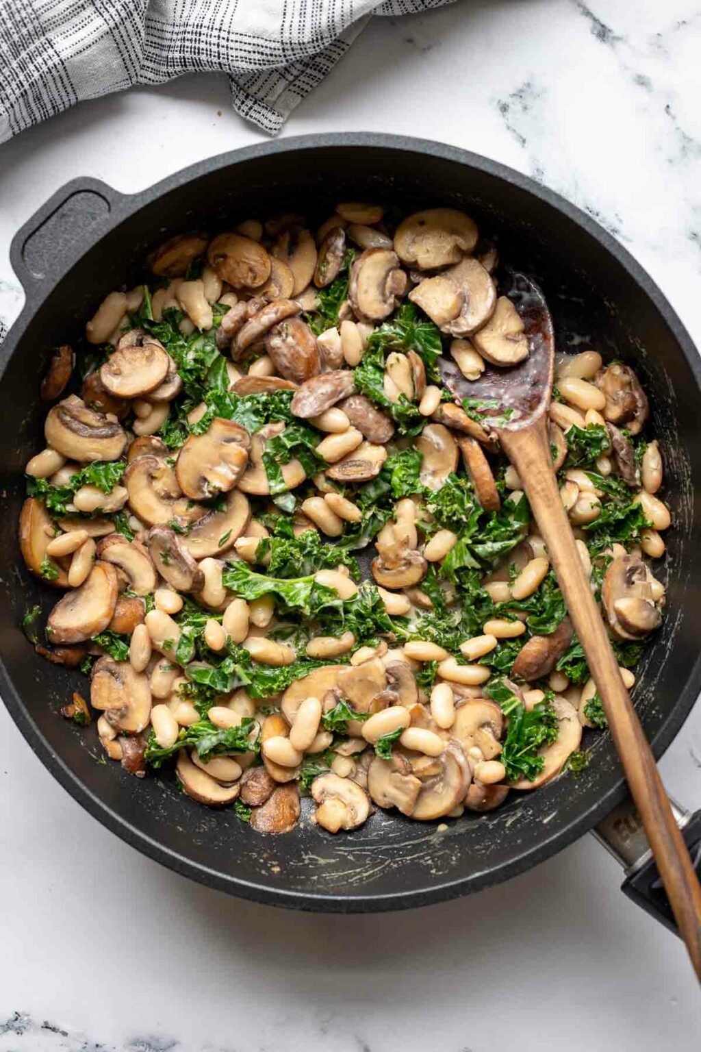 Champignonpfanne mit weißen Bohnen | Rezept | Elle Republic