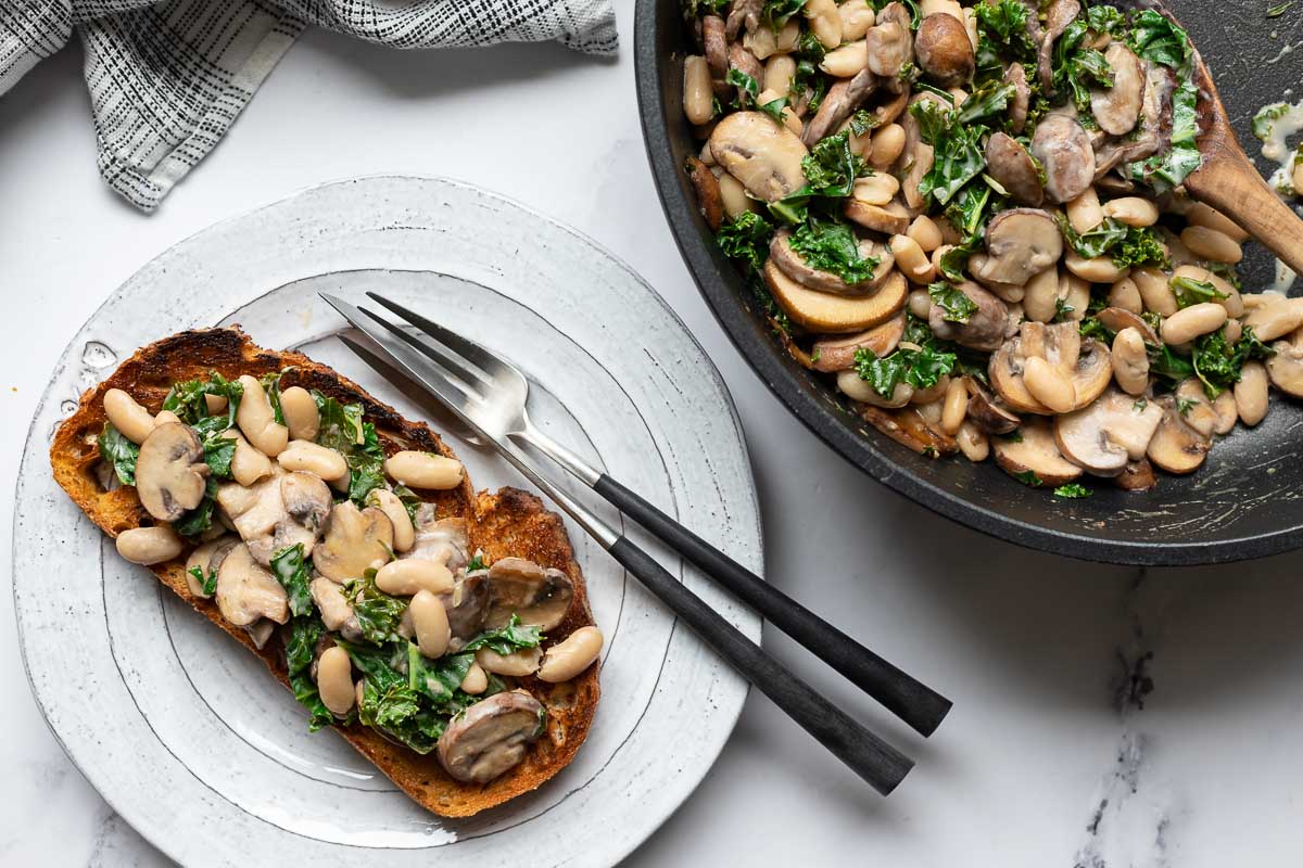 Pilzpfanne mit Champignons und Weißenbohnen auf Toast