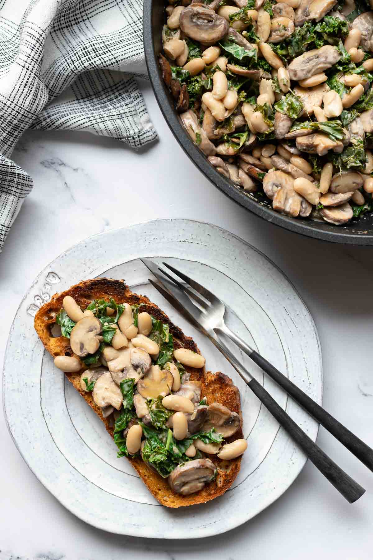 Pilzpfanne mit weißen Bohnen auf Toast