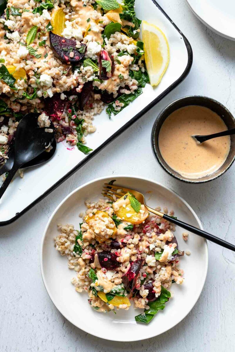 Graupensalat mit Rote Bete, Feta &amp; Harissa Rezept | Elle Republic
