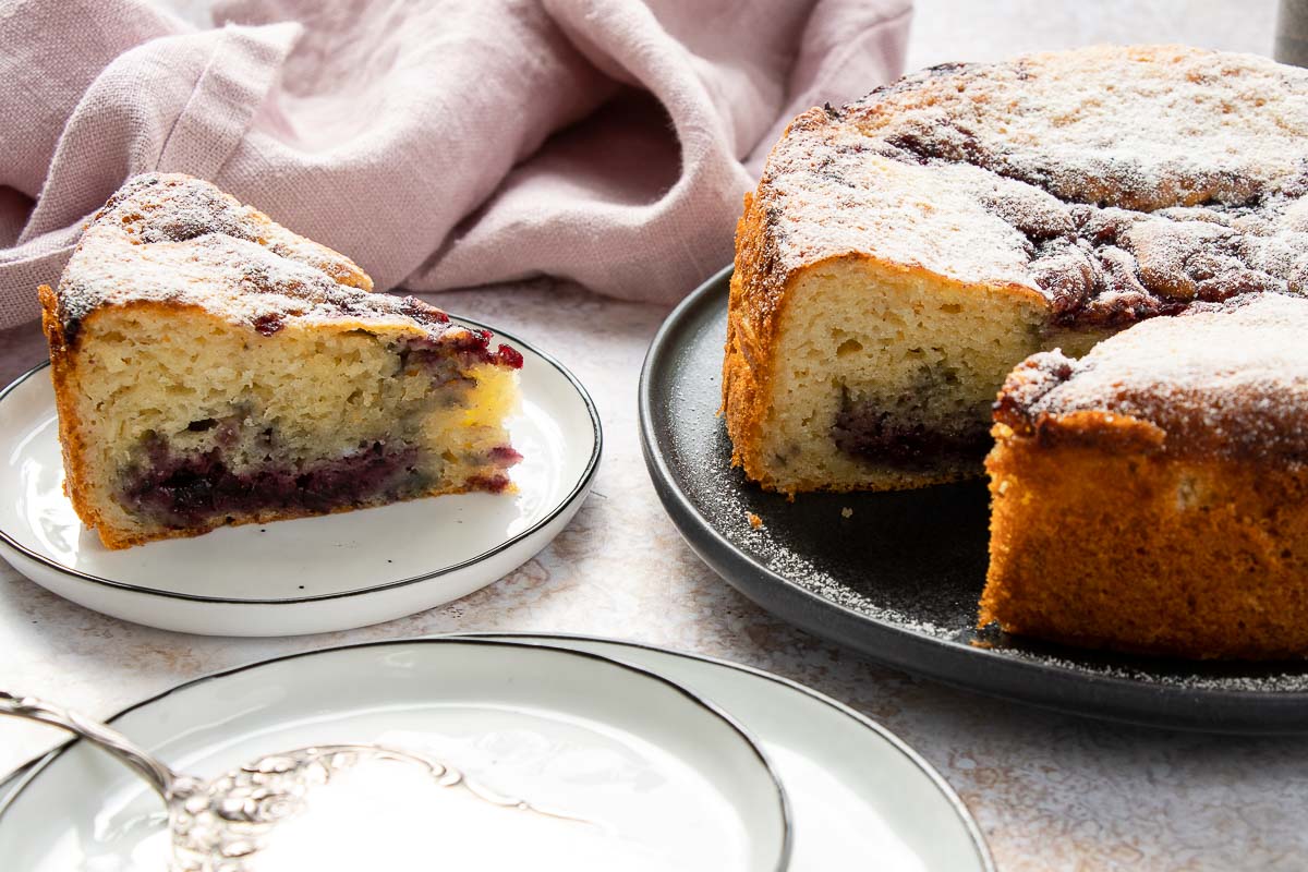 Yoghurt-Kuchen geschnitten