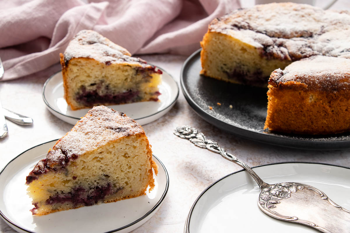 Einfacher Joghurtkuchen mit Marmelade