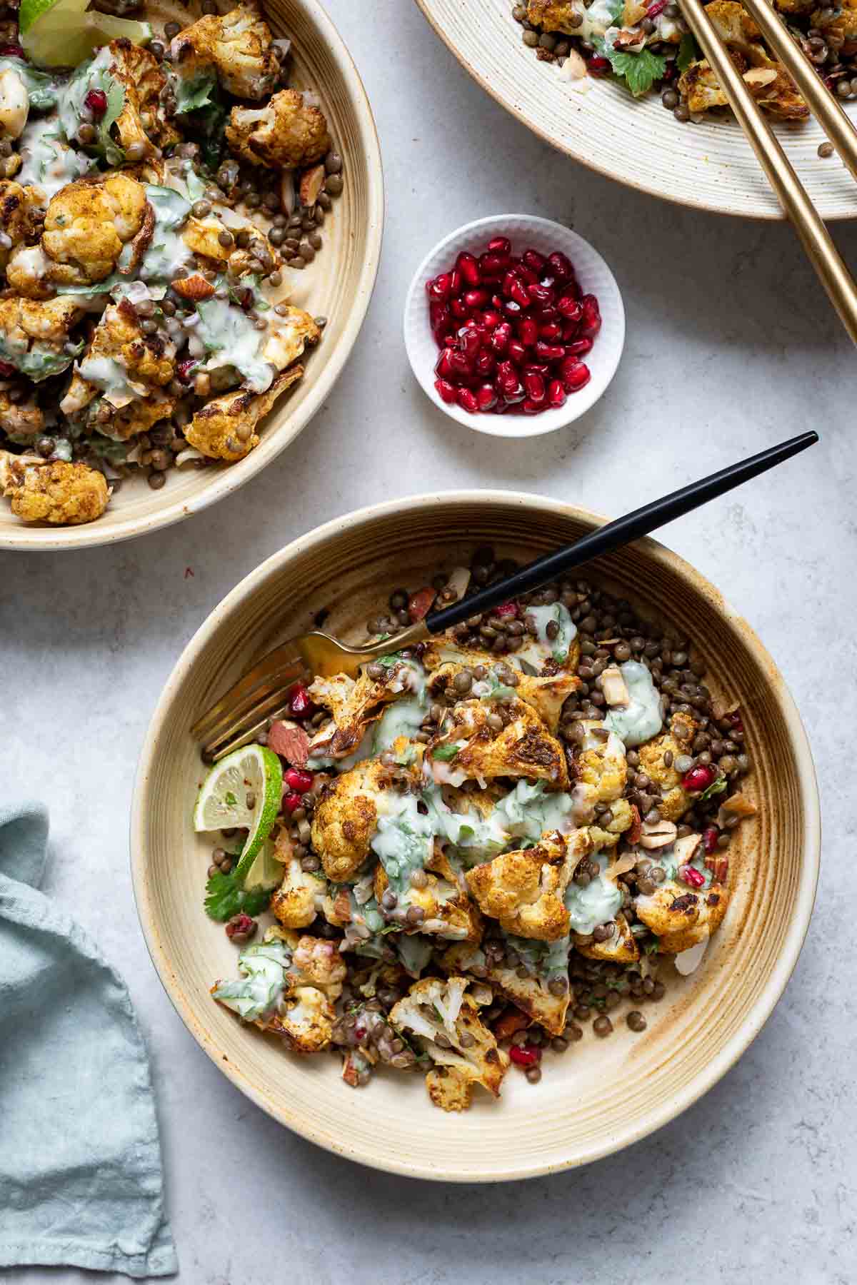 Marokkanischer Blumenkohl mit Linsen & Yoghurt Dressing