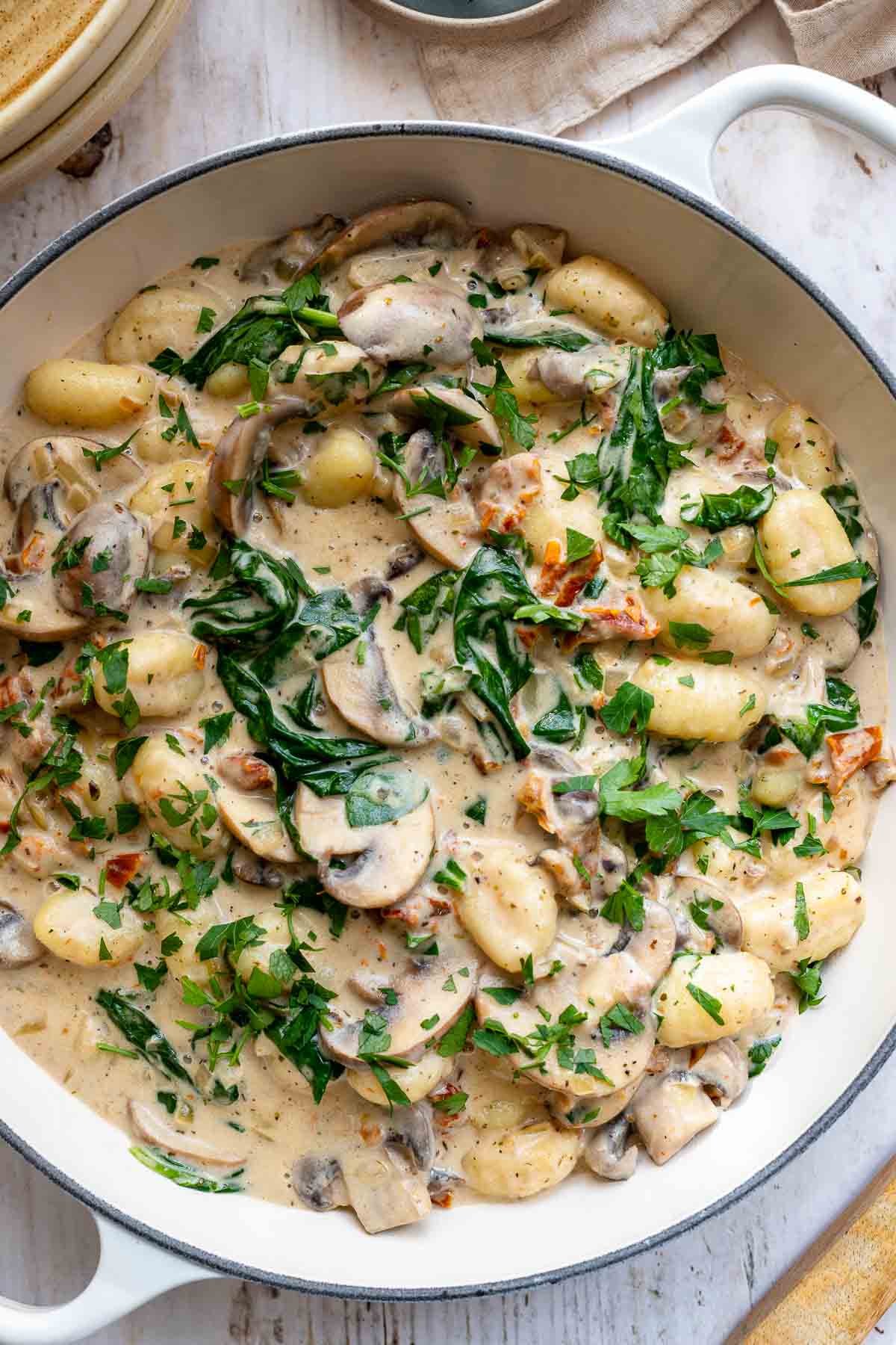 Cremige Gnocchi-Pilz-Pfanne Rezept mit Spinat und Crème Fraîche