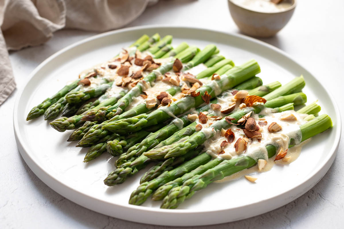 Grüner Spargel mit Lemon Bagna Càuda Sauce