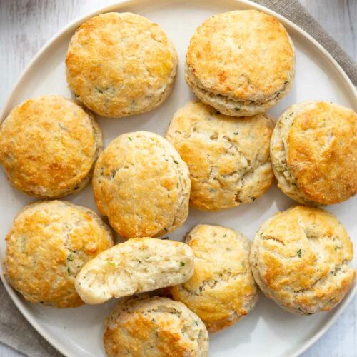 Biskuits mit Cheddarkäse und Schnittlauch | Rezept | Elle Republic
