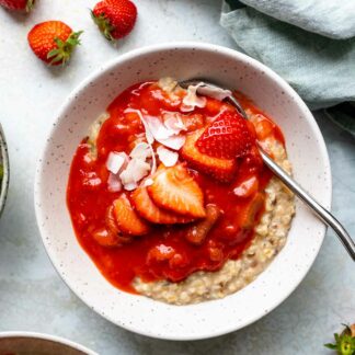 Haferflocken-Porridge Rezept mit Erdbeeren und Rhabarber