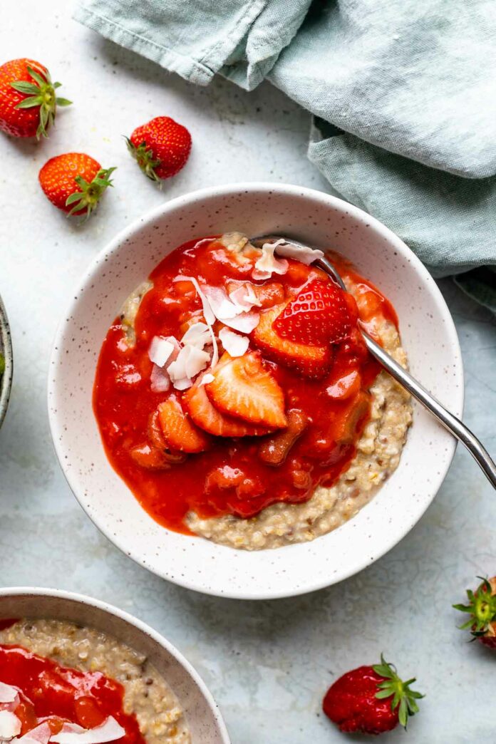 Haferflocken-Porridge Rezept mit Erdbeeren und Rhabarber