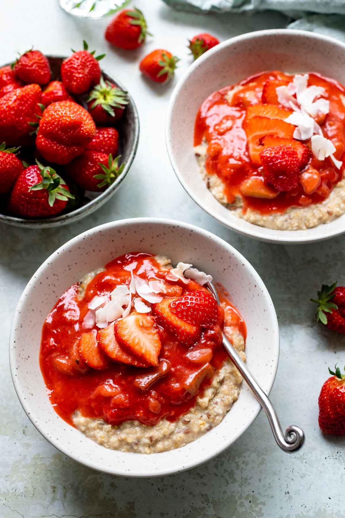 Haferflocken-Porridge Rezept mit Erdbeeren und Rhabarber