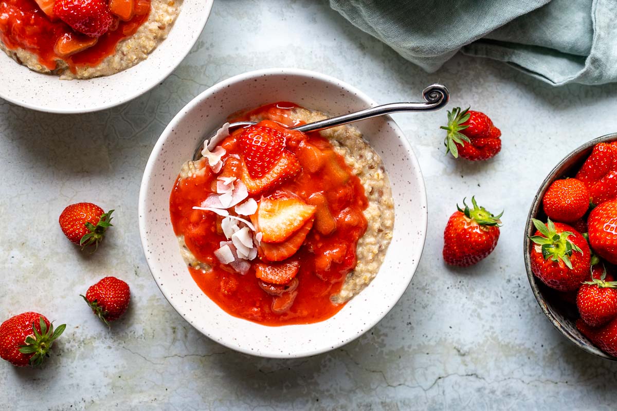 Haferflocken-Porridge Rezept mit Erdbeeren und Rhabarber