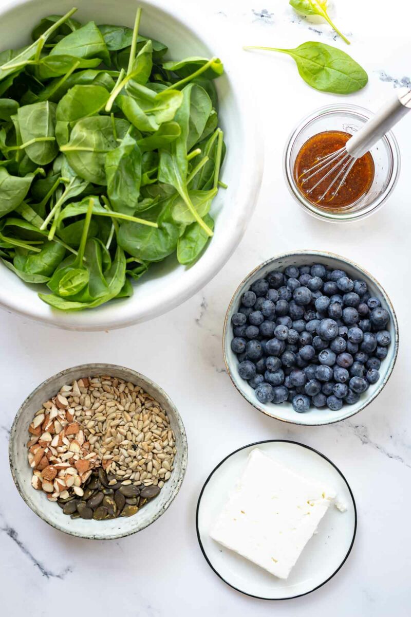 Spinatsalat mit Feta, Heidelbeeren &amp; Nüssen | Elle Republic