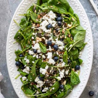 Spinatsalat Rezept mit Feta, Heidelbeeren & Nüssen