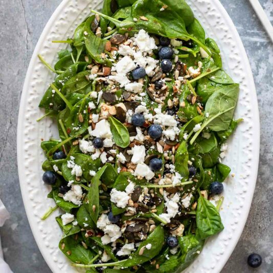 Spinatsalat mit Feta, Heidelbeeren &amp; Nüssen | Elle Republic