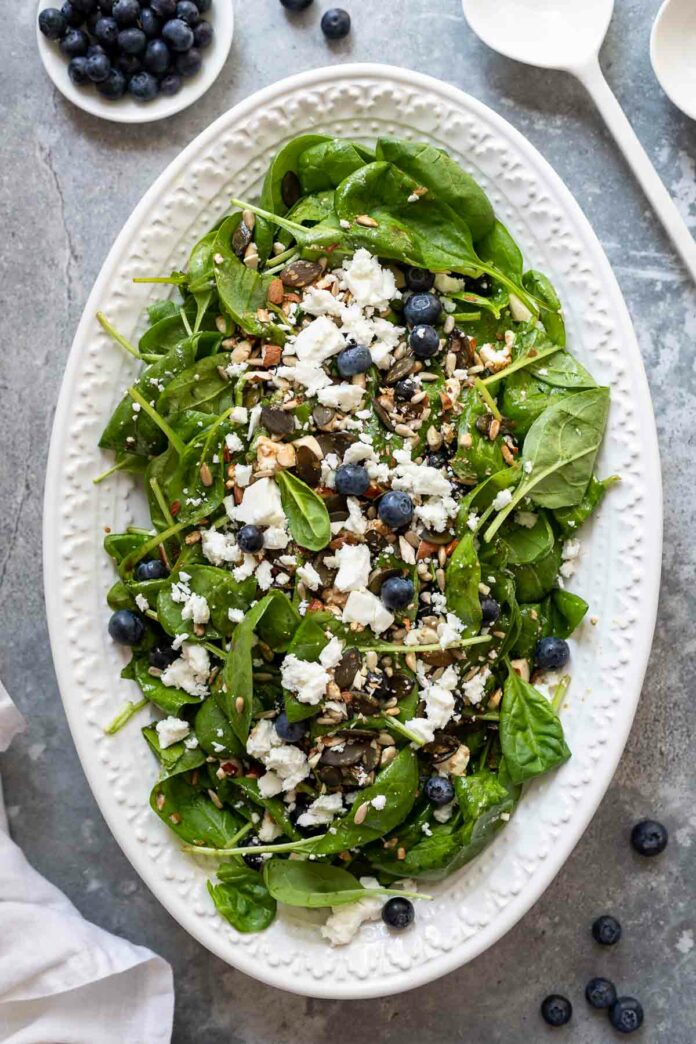 Spinatsalat mit Feta, Heidelbeeren & Nüssen