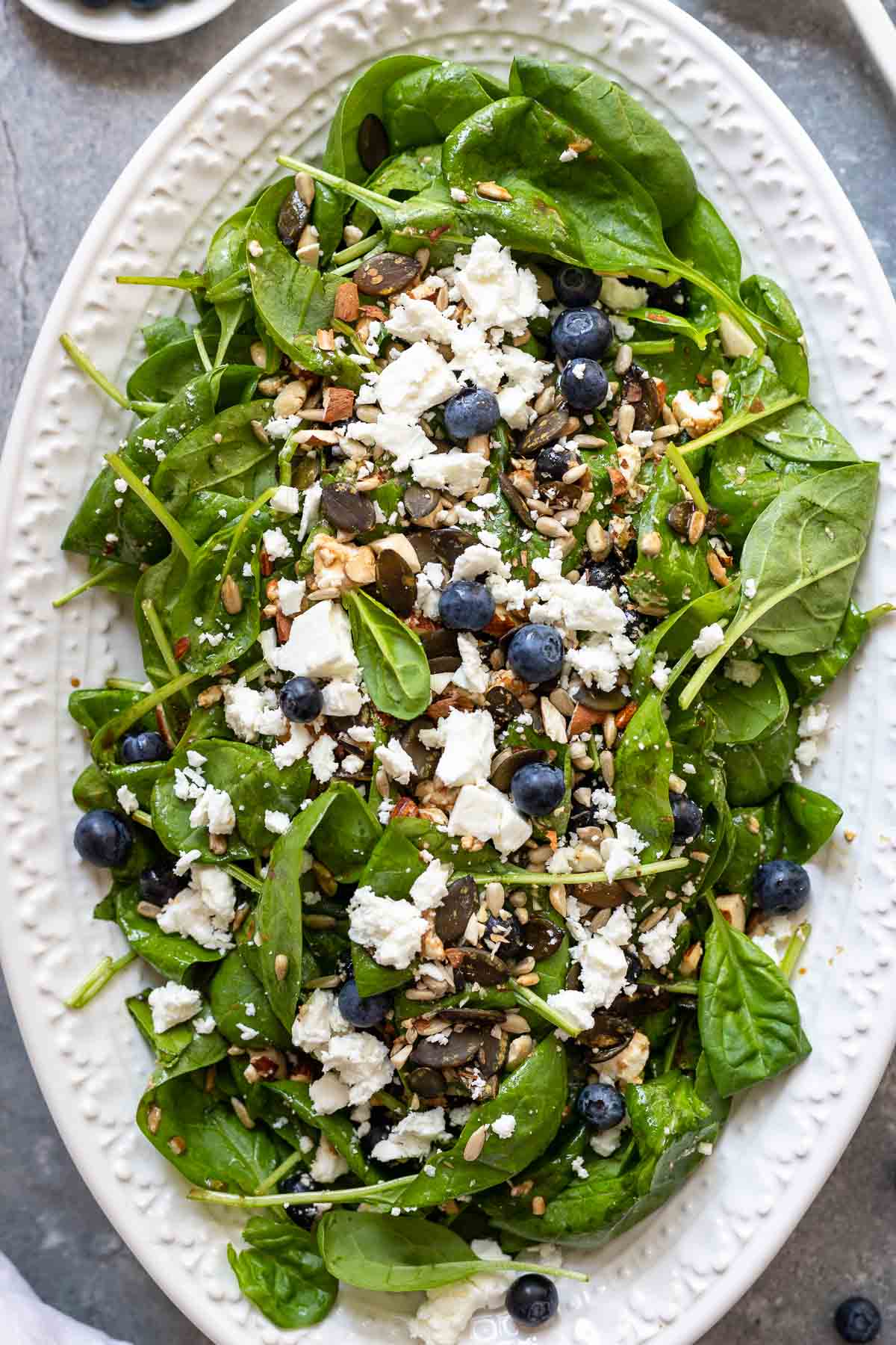 Spinatsalat mit Feta, Heidelbeeren & Nüssen