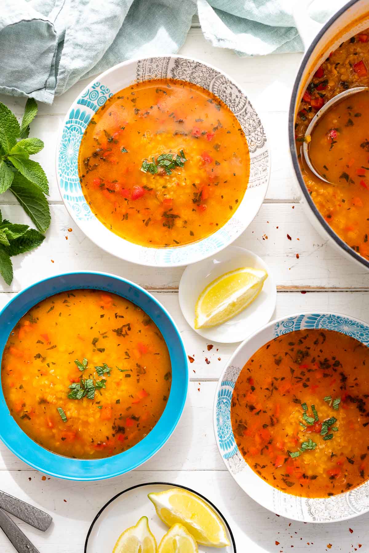 Türkische Linsensuppe mit Rote Linsen, Bulgur, Roter Paprika und Minze