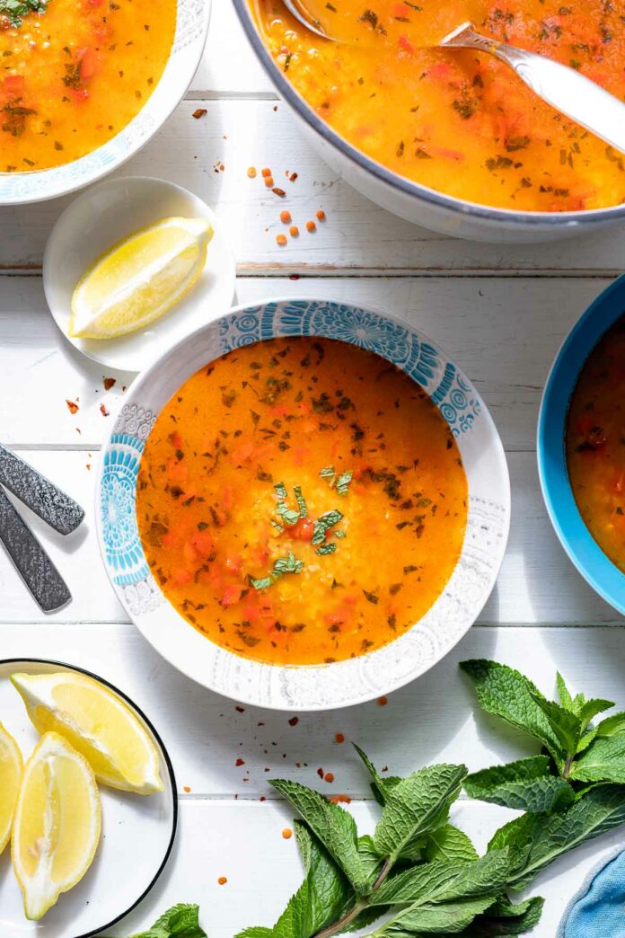 Rote Linsensuppe Rezept mit Bulgur, Roter Paprika und Minze