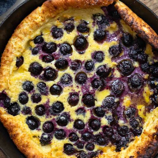 Ofenpfannkuchen mit Heidelbeeren | Rezept Elle Republic