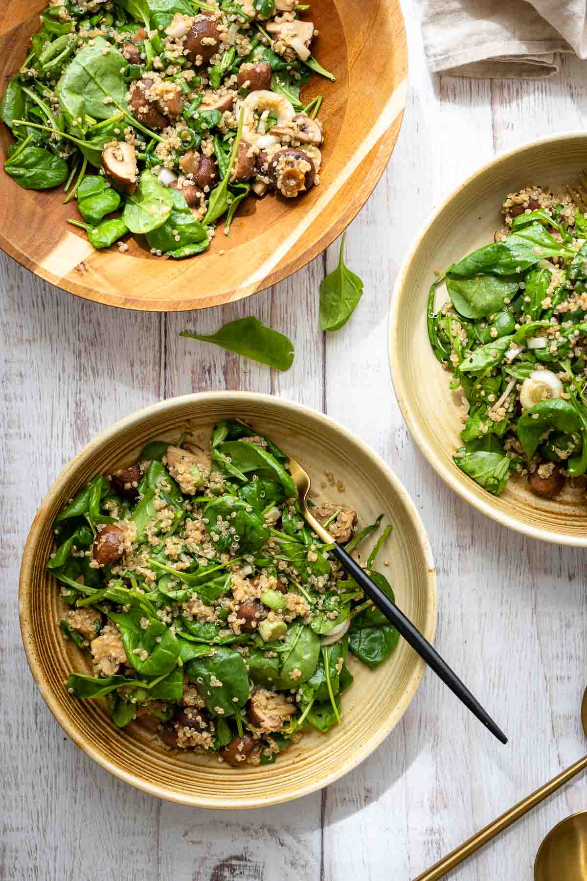 Quinoa-Salat mit Ofen-Champignons und Soja-Sesam Dressing
