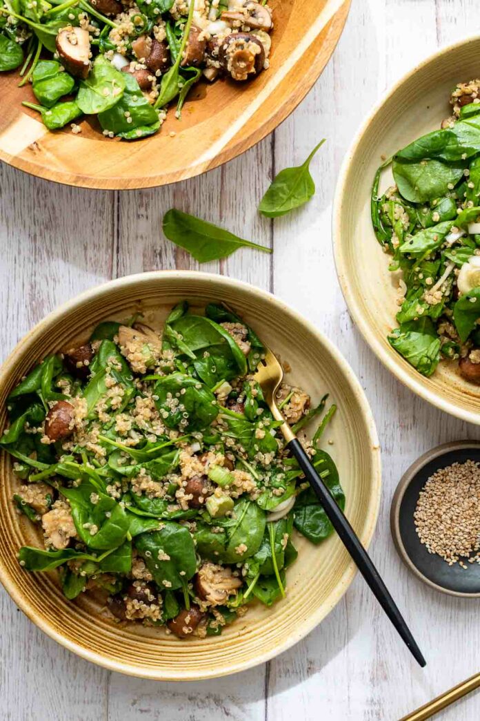 Quinoa-Salat mit Ofen-Champignons und Soja-Sesam Dressing