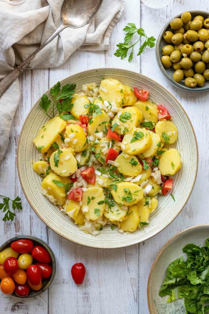 Spanischer Kartoffelsalat (Patatas Aliñadas)