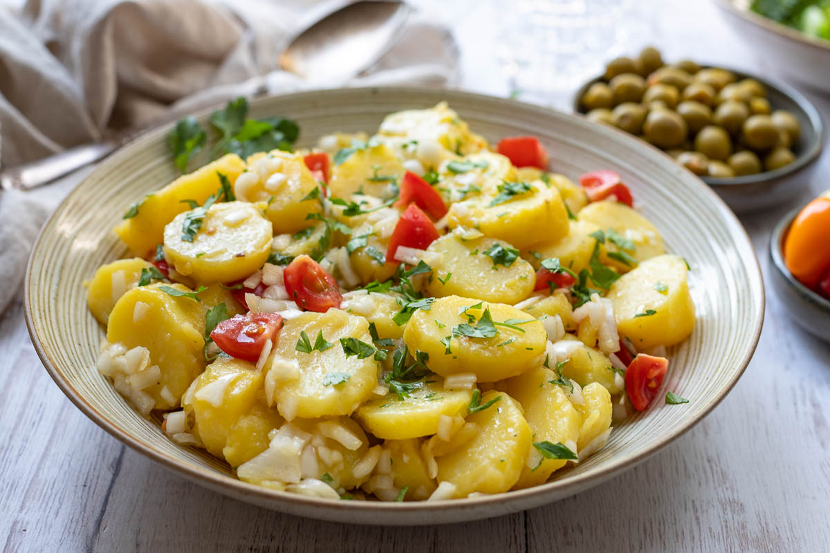 Spanischer Kartoffelsalat (Patatas Aliñadas)