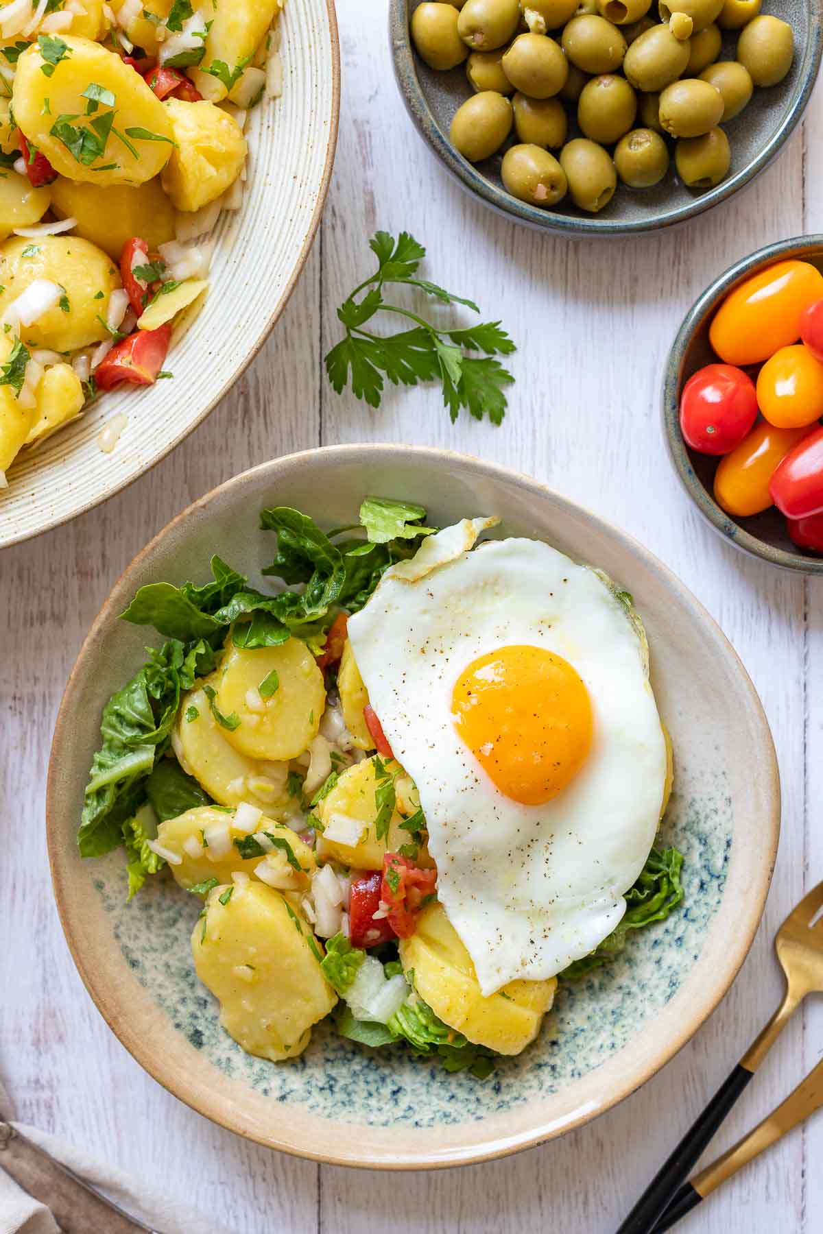 Patatas Aliñadas mit Ei und Salat