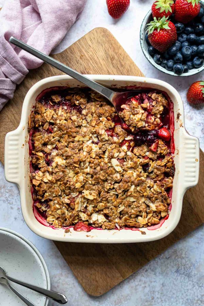 Beeren-Crumble mit Haferflocken und Mandeln