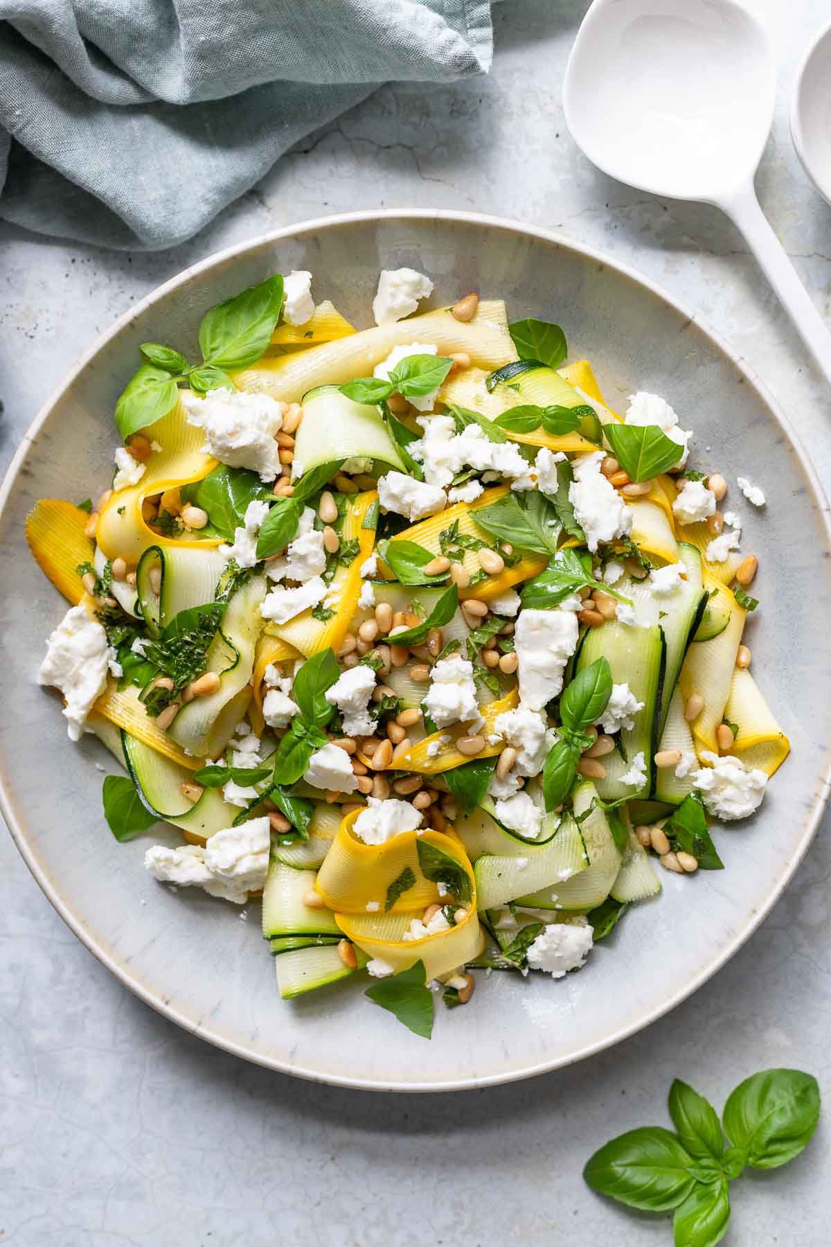https://ellerepublic.de/wp-content/uploads/2023/07/Roher-Zucchini-Salat-mit-Feta-Rezept-3-of-7.jpg?utm_source=chatgpt.com