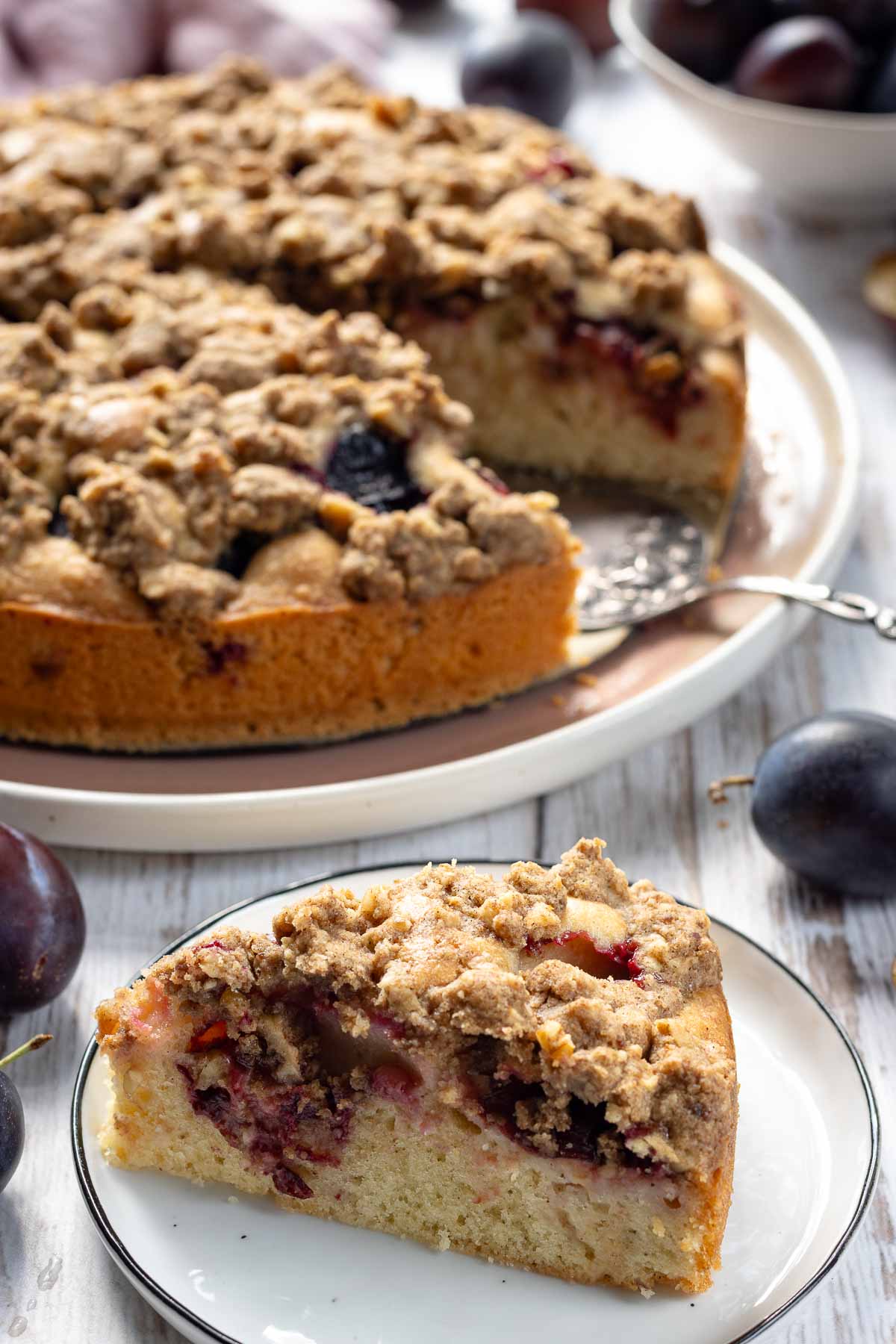 Streuselkuchen mit Zwetschgen auf Teller