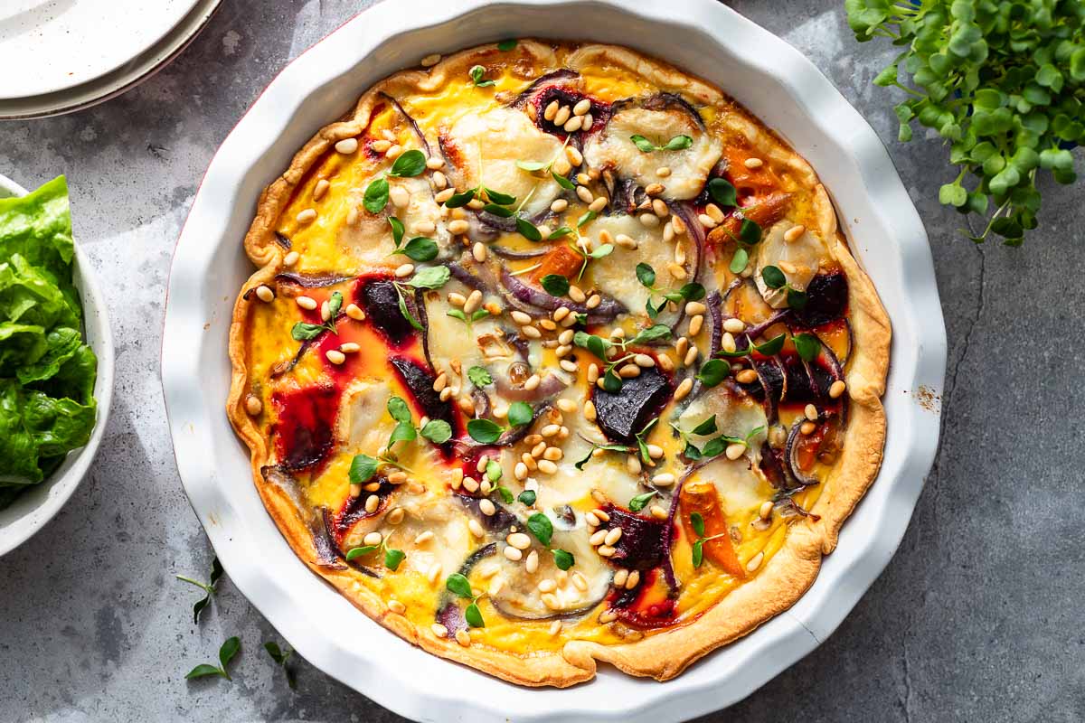 Bunte Rote-Bete-Quiche Rezept mit Karotten und Ziegenkäse