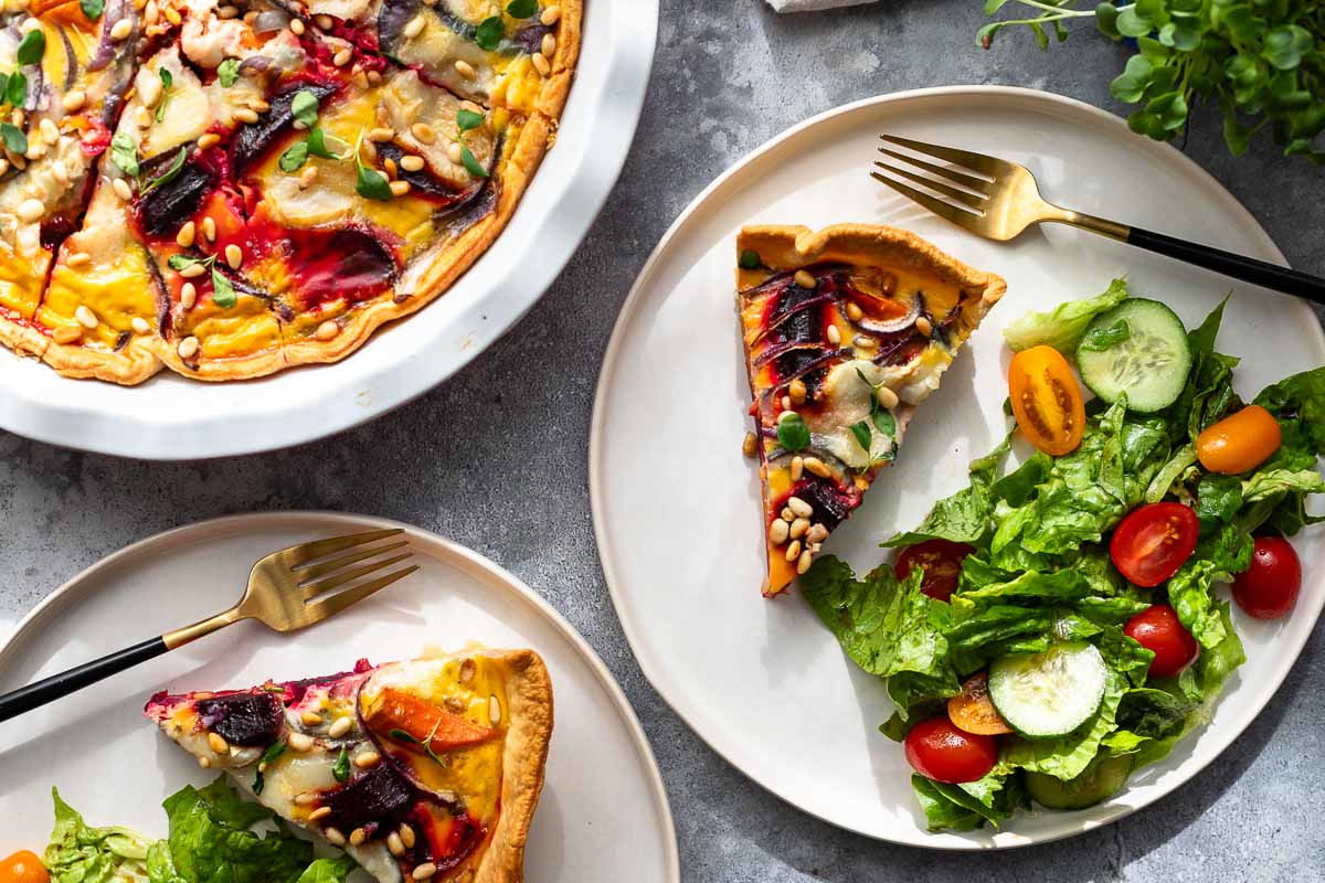 Bunte Rote-Bete-Quiche Rezept mit Karotten und Ziegenkäse