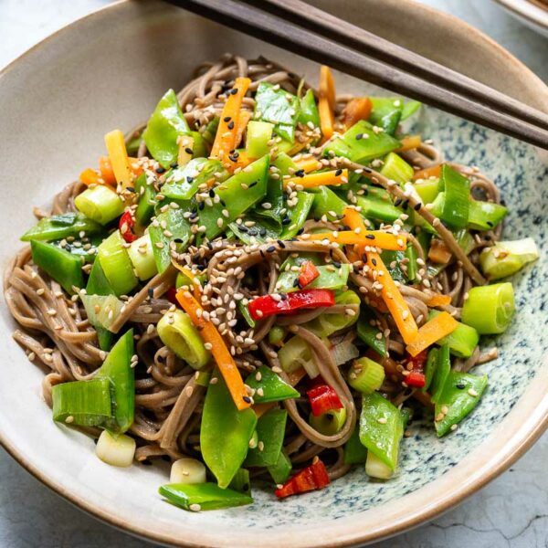 Soba Nudeln mit Gemüse | Rezept | Elle Republic