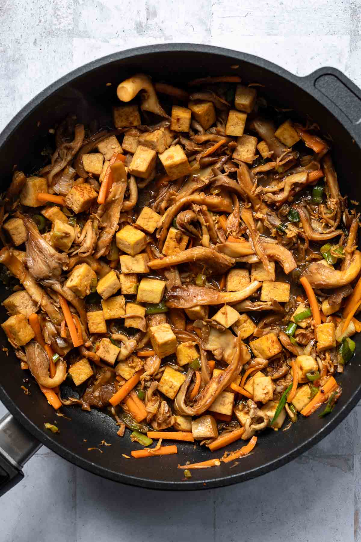 veganes Pilz Bulgogi (Koreanisches BBQ) in die Pfanne