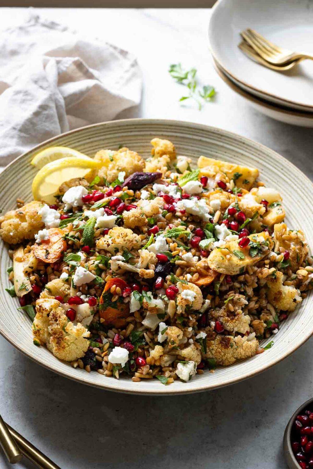 Orientalischer Farro Salat mit Röstgemüse | Rezept | Elle Republic Orientalischer Farro Salat mit Röstgemüse | Rezept | Elle Republic