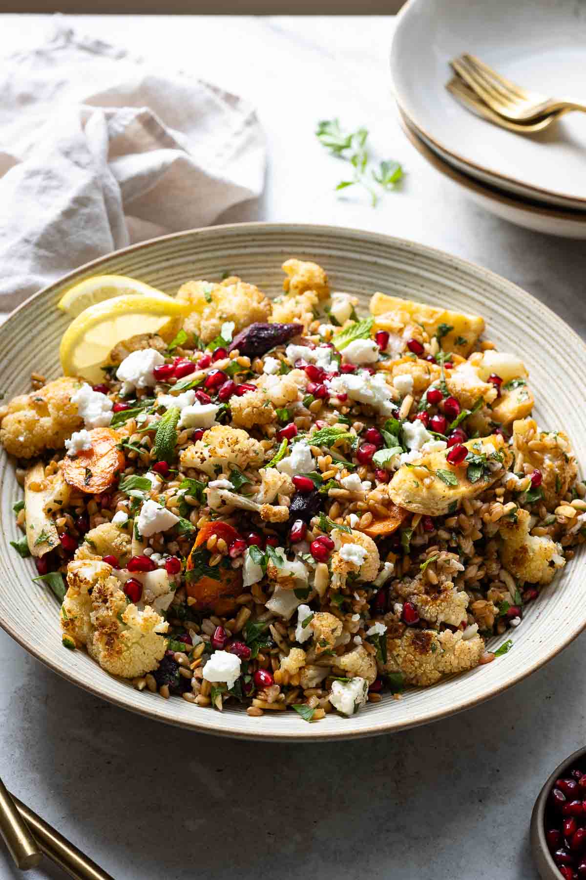 Orientalischer Farro Salat Rezept mit Röstgemüse