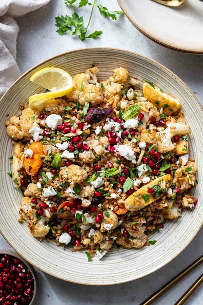 Orientalischer Farro Salat mit Röstgemüse