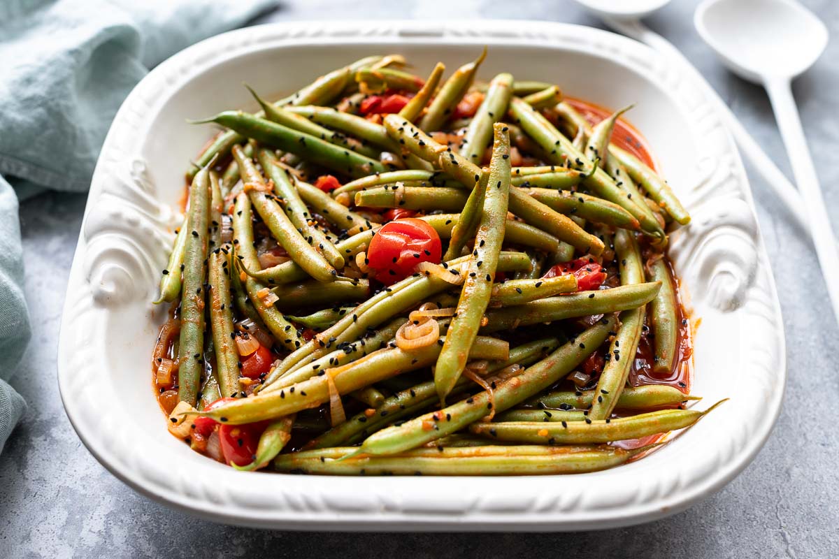 Grüne Bohnen Pfanne Rezept mit Tomaten (Loubia b’zeit)