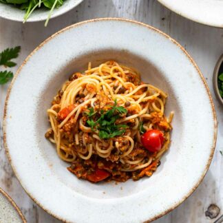 vegane Bolognese Sauce mit grünen Linsen, gerösteten Sonnenblumenkernen und Pilzen