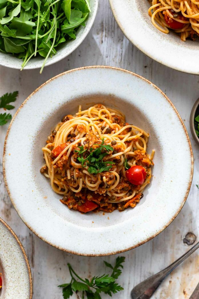 vegane Bolognese Sauce mit grünen Linsen, gerösteten Sonnenblumenkernen und Pilzen