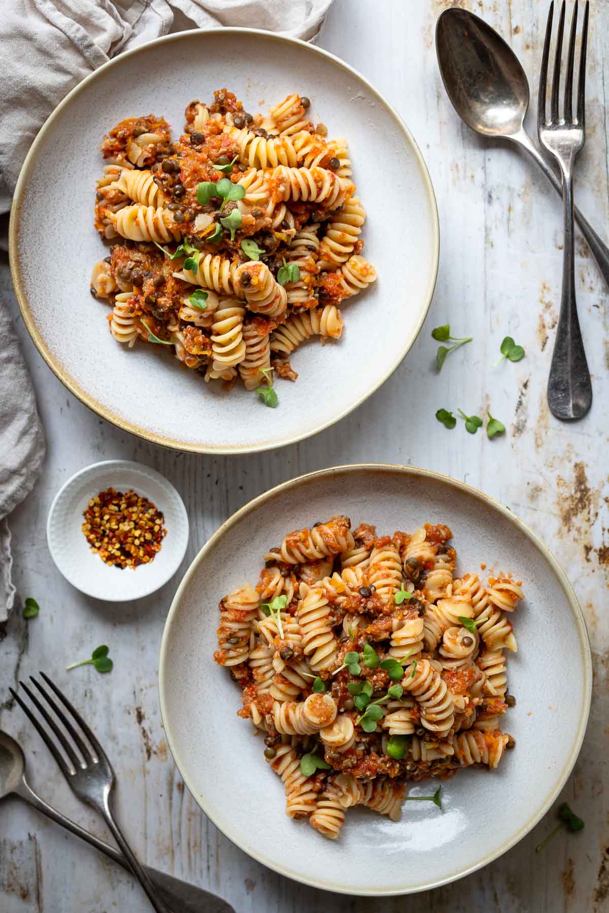 vegane Bolognese Sauce mit grünen Linsen, gerösteten Sonnenblumenkernen und Pilzen