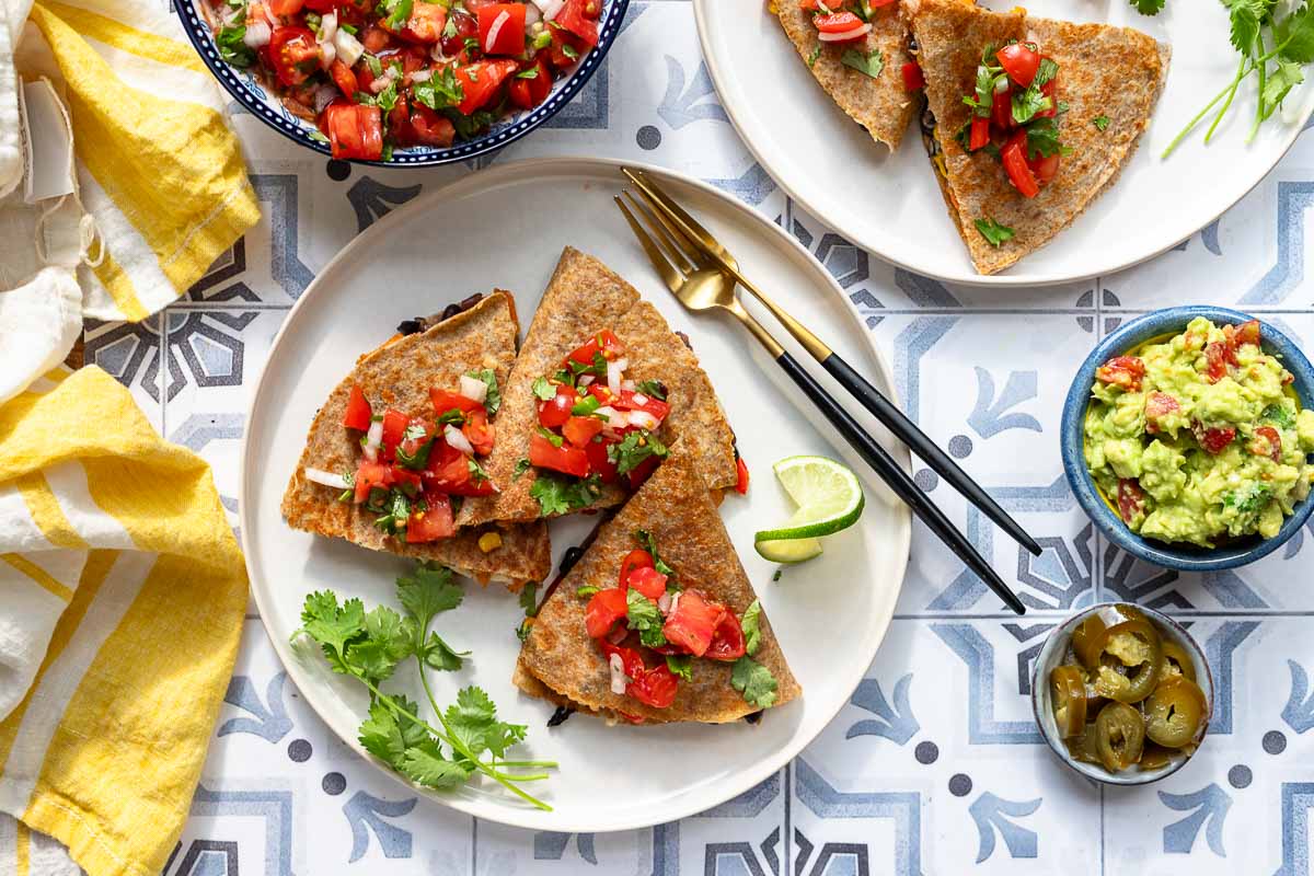 Einfache vegetarische Quesadillas Rezept mit Süßkartoffeln, rote Paprika, Mais, frische Chilischoten, Schwarze Bohnen, Käse und rote Zwiebeln, Salsa und Quacomole